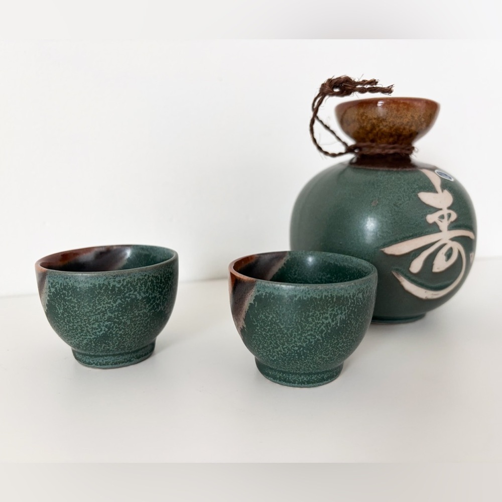 BNIB Vintage Ceramic Sake Set – Bottle + 2 Cups (New in Box), Made in Japan - Picture 5 of 7